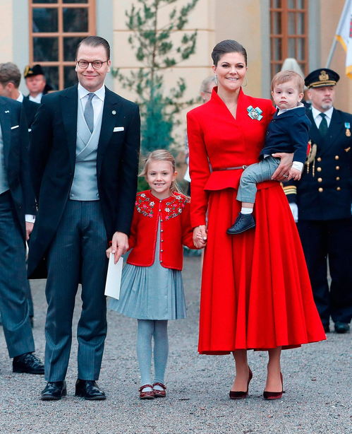 瑞典王室圣诞卡照片,奥斯卡小王子的 嘟嘴 脸抢镜 