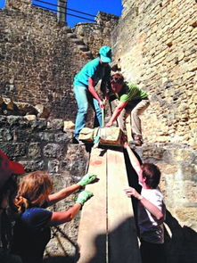 古欧洲城堡的墙壁石头那么巨大，他们是怎么搬动的，是用什么工具搬运