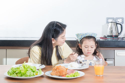 10岁孩吃饭呕吐是什么原因造成的（10岁小孩吃饭后呕吐是什么原因）