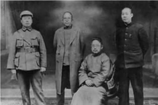 他是蒋介石的第一谋士,有卧龙之称,4种手段成功击败4大军阀 