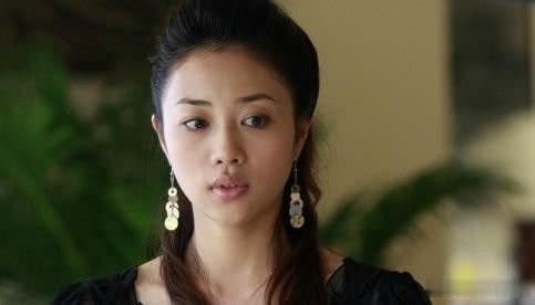 她和赵薇是同学, 凭 父母爱情 走红, 老公是一名导演, 深藏不露