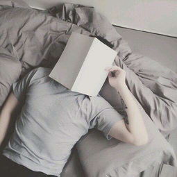 头像,一个女的躺在男的怀里,手里拿着书我要相同的头像 