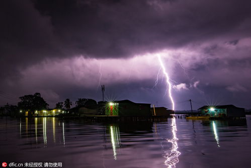 摄影师雷暴天气拍摄闪电 贯穿夜空气势如虹 