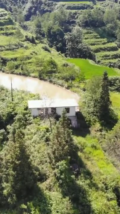 贵州大山里的房子,旁边就是池塘与瀑布,却好像没人居住 