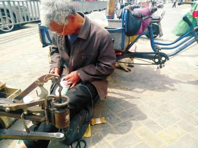 时隔两年,河南工业大学学生再次发起众筹帮助在校门口附近修鞋的老人 