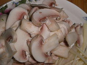 翡翠蘑菇肉丝的做法 翡翠蘑菇肉丝怎么做好吃 翡翠蘑菇肉丝 家常做法大全 豆果美食 