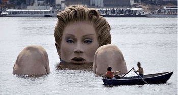 全球最 奇葩 雕像, 身体都泡在水中, 网友 没眼看, 这有意义 