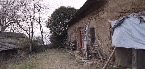 安徽这个村子,遍地都是土房子,进去就仿佛来到30年前