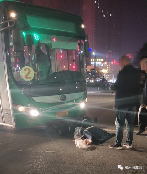 惊魂 邓州一女子骑电车带娃与公交车相撞 电车卷入车下