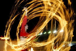 菲律宾性感舞者火焰中 劲舞 