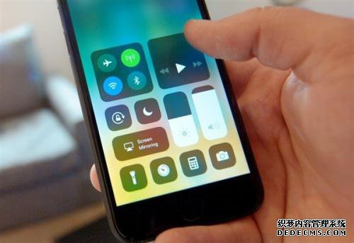 原来这样升级ios11系统不会变白苹果哦