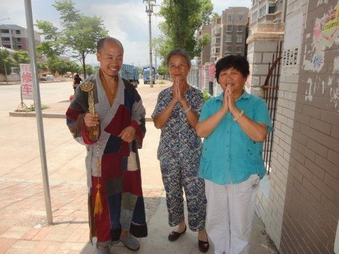 当代真正苦行僧 手拿如意,托钵乞食,持金钱戒,坚持日中一食