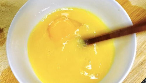 炒鸡蛋时,最忌讳鸡蛋直接下锅炒,多做一步,鸡蛋水嫩,鲜香美味