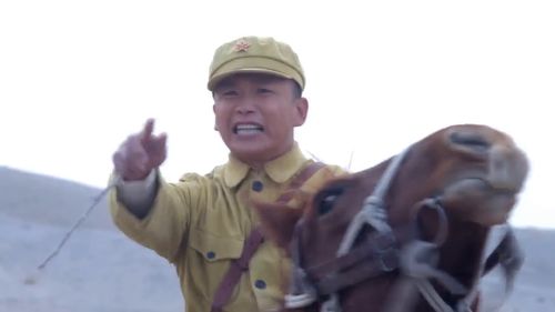 电视剧 土匪攻进县城,士兵和土匪火拼,领导掩护大家撤离 