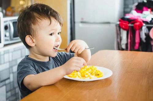 孩子在幼儿园吃饭吃得津津有味,回家却变成吃饭 困难户 为啥