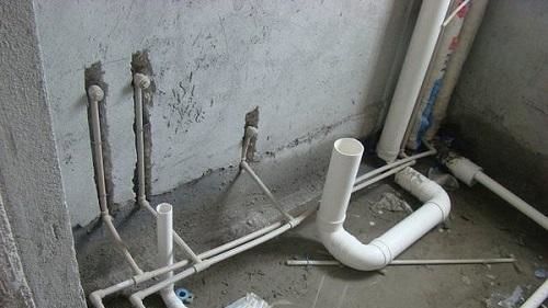 卫生间为何设计两根下水管,听装修师傅说完,才明白