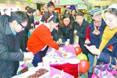 青大百余名留学生义卖筹善款捐给养老院 