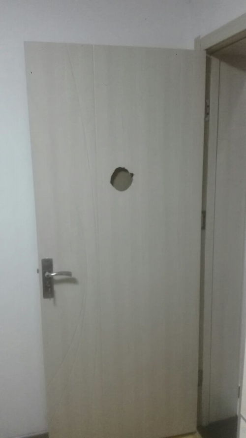 卧室的门让本人打烂了,怎么修复 
