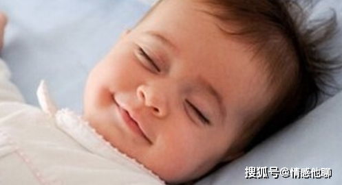 宝宝睡觉时,会因为3个原因咧嘴 偷笑 ,可能很多宝妈不知道