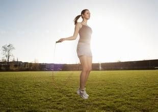 跳绳运动方便易操作而且减肥效果明显