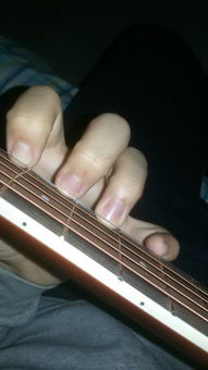 弹吉他手指总立不起来尤其是小拇指 怎么办 手指也不长 有什么让小拇指立起来的方法 