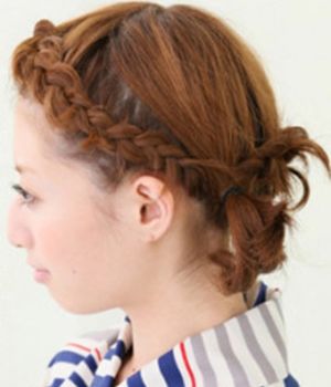 短头发编麻花辫的方法 短发扎麻花辫的图解步骤 发型师姐 