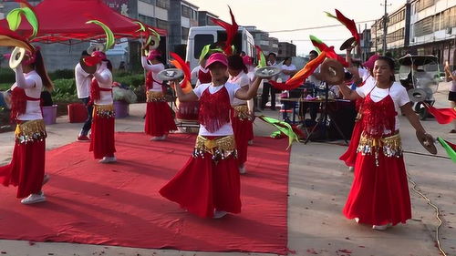 民间锣鼓队演奏经典歌曲 北国之春 ,萨克斯独霸全场,太好听了 