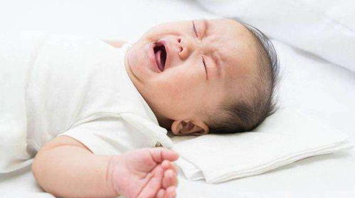 宝宝睡着后为啥会滚来滚去 不只是可爱,造成的2个影响不要忽视