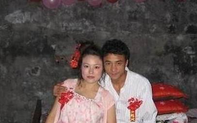 村里的懒汉娶了个漂亮老婆,敬酒时新娘一直看我,我立马报警