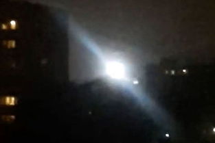 俄罗斯夜空惊现疑似UFO的球状白光 停在民居上空久