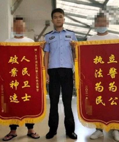 受害人和嫌疑人同时送民警锦旗,民警 我也是第一次遇到