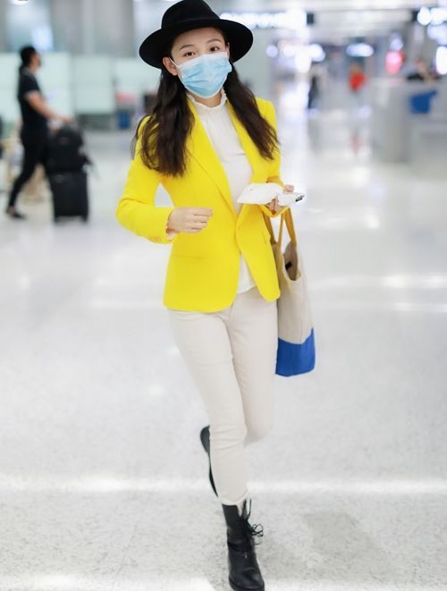 吴倩身穿亮黄色的小香风西装外套走机场,清新又干练的既视感