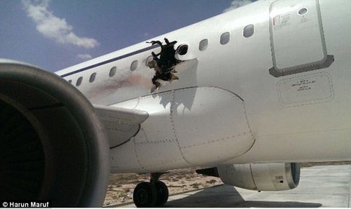客机起飞后发生爆炸 一乘客在高空被吸走 