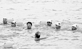 浙江兰溪市各区县15名环保局长下河游泳引热议 