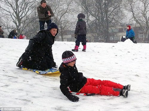 贝克汉姆与儿子们在伦敦滑雪 