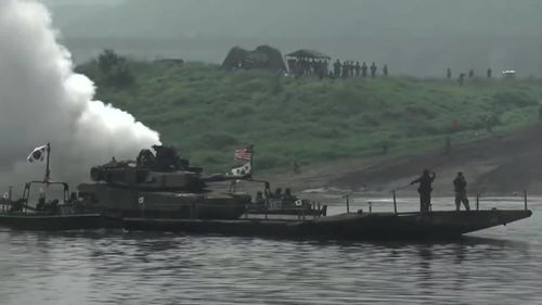 原来坦克都是坐船过河的 