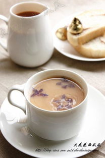 琉璃苣冰奶茶的做法 
