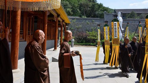 中国真正的寺庙 禁止香客捐钱,僧人衣服多补丁一天只吃一顿饭
