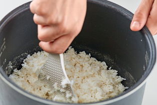 你家米饭还在蒸着吃吗 看我做的烤酱油饭团,米饭换种吃法