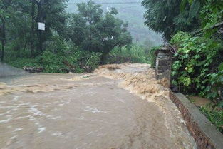 暴雨持续 北京房山佛子庄乡洪水阻断村道 