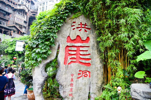 重庆旅游最特色打卡地 望吊脚群楼吃美食,白天黑夜各有美景