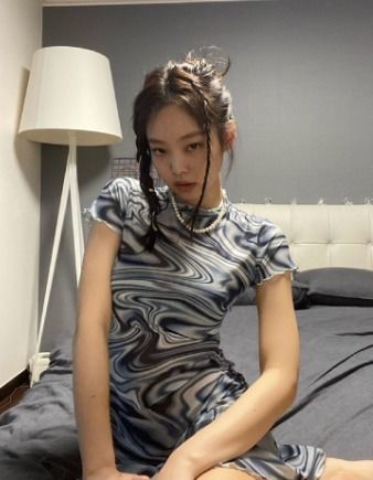 宝藏女孩 Jennie晒多组穿搭教学照可盐可甜