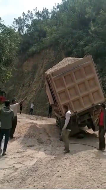 差一点就翻车,这角度刚刚好,老司机的技术真不是吹的 