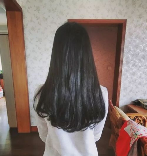 女子15年没剪发,发长一米八,网友 长发及腰,你却已嫁为人妻