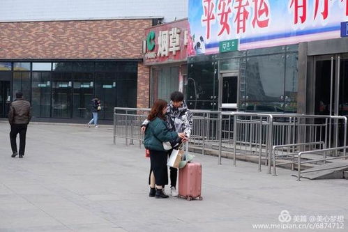 春节回家在路上,洛阳火车站回家途中的旅客