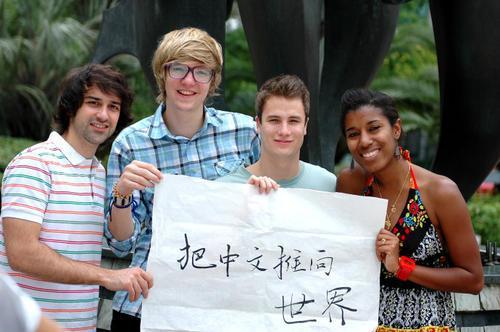 外国人学习中文,他们的课本长什么样子 网友 太搞笑了