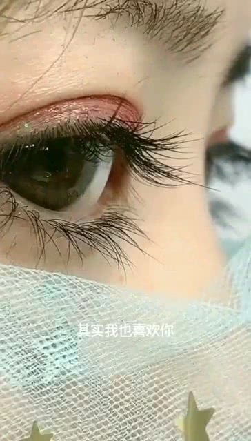 女生的眼睫毛是拔出来的 