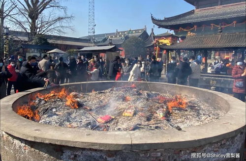 全国最大的财神庙,香火旺时需要消防队协助,周边各大银行聚集