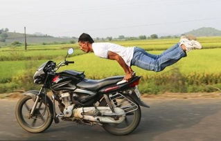 印度40岁男子挑战极限 边开摩托边练习瑜伽姿势