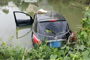 崇左 轿车失控冲进池塘,只因司机做了这
